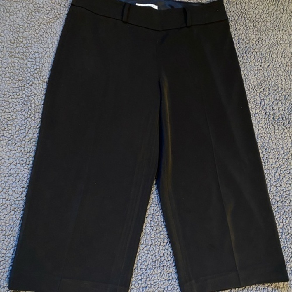 White House black market size 6 Capri pants